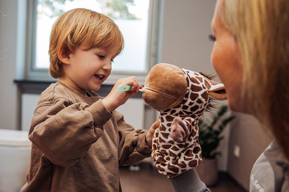 Dr. Sarah Werner erklärt Kindern das richtige Zähneputzen
