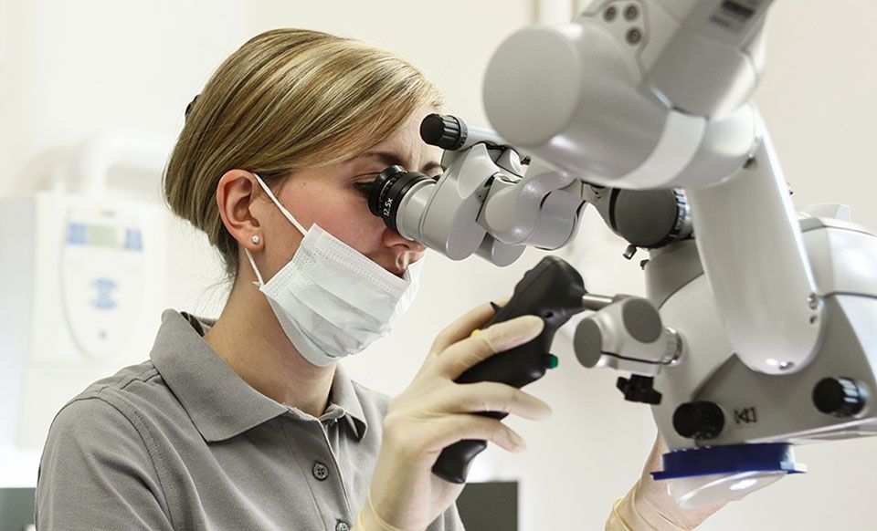 Dr. Sarah Werner am OP-Mikroskop