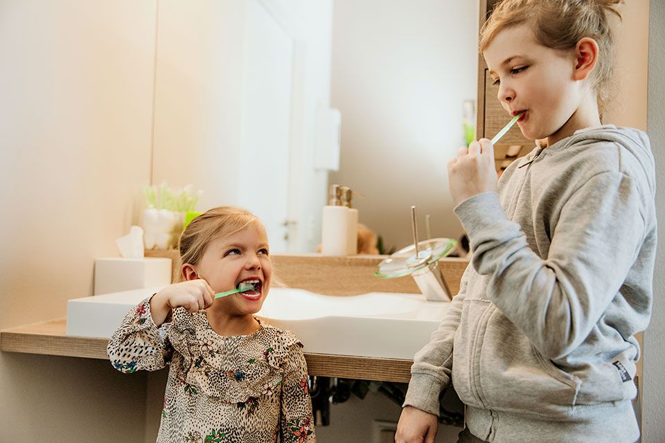 Kinder putzen Zähne